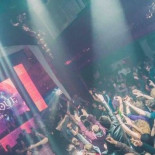 Expulsados de una discoteca sevillana entre escupitajos y empujones por "maricones de mierda"