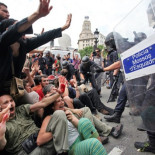 "No me explico que haya personas con lesiones en la cabeza o en los labios, pero había mucha pintura roja" [CAT]