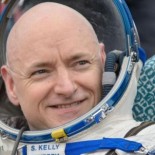 Scott Kelly es cinco centímetros más alto después de vivir un año en el espacio