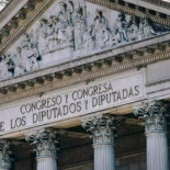 La RAE explica por qué citar a "diputados y diputadas" es artificioso e innecesario
