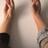 ¿Pero qué hacen estos bebés colgando como Tarzán?