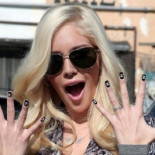 Sí, te pueden multar por morderte las uñas al volante, y por muchas más cosas de las que piensas