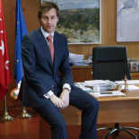 El alcalde de Boadilla ‘confunde’ a la portavoz del PSOE con una empleada municipal y la manda "a trabajar"