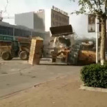 Enfrentamiento entre constructores con maquinaria pesada