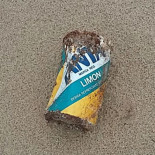 Aparecen en una playa cántabra varios envases de otras décadas