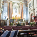 La iglesia 24 horas de Madrid, una noche entre hipsters y vagabundos