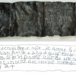 Hallan en Dinamarca un amuleto medieval que invoca a los elfos y a la Trinidad cristiana