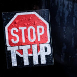 Greenpeace proyecta páginas del TTIP sobre la fachada del Parlamento Alemán (Reichstag) en Berlín