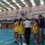 A un equipo femenino le falta su entrenadora y Pepu Hernández baja de la grada para dirigirlas