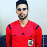 El árbitro que salió del armario deja el fútbol: "No aguanto más"