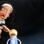 La AVT denuncia a Alberto San Juan y Gloria Muñoz por representar la obra de los titiriteros