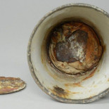 Hallan un anillo y un collar ocultos en el doble fondo de una taza en Auschwitz