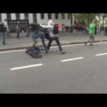 Brutal agresión a un policia en Bruselas en la manifestación de hoy