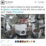 Hoy se celebra el "Día de la Toalla" en honor al escritor Douglas Adams (EN)