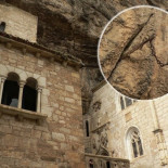 La espada incrustada en la roca del precipicio de Rocamadour durante 9 siglos