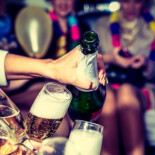 Mojácar prohíbe las muñecas hinchables y penes en la cabeza en las despedidas de soltero