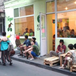 Unos extremistas atacan un cafe vegano blandiendo salchichas en Tiflis (ENG)