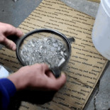 Barrer una autopista es la manera más barata de obtener estos metales preciosos