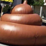 Torrelodones denuncia el robo de una 'caca hinchable' de tres metros
