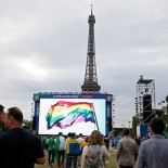 Hombre se atrinchera con rehenes cerca de París tras matar a policía