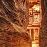 Jordania confirma el hallazgo de un gran monumento enterrado en Petra