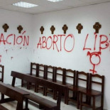 La capilla de la Universidad Autónoma de Madrid amanece con pintadas en favor del aborto