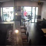 Ingresa en prisión el hombre que abofeteó a una camarera en Niza por servir alcohol durante el Ramadán [FR]