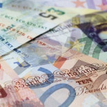 La libra esterlina cae a su nivel más bajo en 30 años