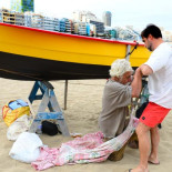 José, enfermo, vive bajo una barca en Las Canteras
