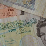 La libra vuelve a desplomarse frente al dólar y alcanza mínimos de 1985
