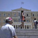 Los acreedores de Grecia le exigirán una bajada de salarios y la limitación de las huelgas