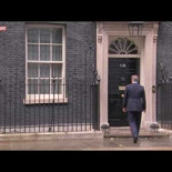 Un micrófono pilla a David Cameron tarareando felizmente tras anunciar su dimisión