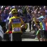 Froome corriendo en el Mont Ventoux! Se queda sin bici y ha tenido que seguir a pie
