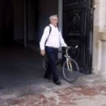 Así dormía el diputado del PP Juan Van-Halen durante el Pleno de la Asamblea de Madrid, mientras se debatía una moción