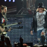 Detienen a los miembros de Guns N' Roses por posesión de armas