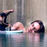 Este artista pinta asombrosos murales a nivel del mar sobre una tabla de surf