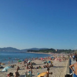 Sustrae el móvil a una trabajadora sanitaria en la playa de Samil mientras ésta le atiende