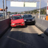 Dos coches se empotran al intentar entrar más rápido que el otro en un peaje
