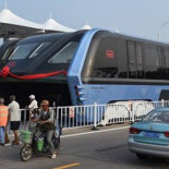 Primer ensayo del bus chino que circula sobre el trafico de automoviles [ENG]