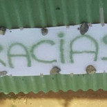 Sábanas en las azoteas para dar gracias a los pilotos que defienden La Palma
