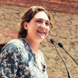Ada Colau pide que los vecinos colaboren para detectar y sancionar pisos turísticos ilegales en Barcelona