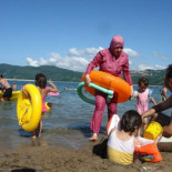 Tres mujeres son multadas en Cannes por usar burkini en la playa