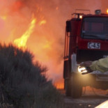 Decenas de medios aéreos tratan de sofocar el incendio que arrasa el Valle del Jerte (Cáceres)