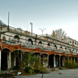 La competición del escondite en una ciudad abandonada