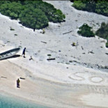 Rescatan a dos marineros que escribieron "SOS" en una playa de una isla deshabitada del Pacífico