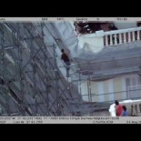 Las estremecedoras imágenes de cómo un bombero se jugó la vida para salvar a un suicida en Madrid