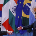 El 'cuento chino' de Rajoy a favor de Soria espanta a C's y envalentona a Sánchez