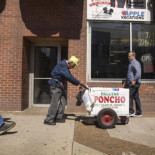 Recaudan miles de dólares para que un vendedor ambulante de 90 años se jubile