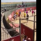 Un grupo de vecinos destroza una plaza de toros tras la suspensión de un encierro
