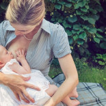 Un hombre pega a su esposa y a su bebé en EEUU por dar de mamar delante del médico